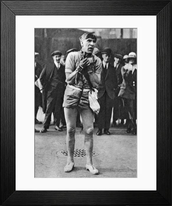 Framed Print : Escapologist entertaining theatre-goers in the pit queue, London, 1926-1927 Framed Print : Escapologist entertaining theatre-goers in the pit queue, London, 1926-1927