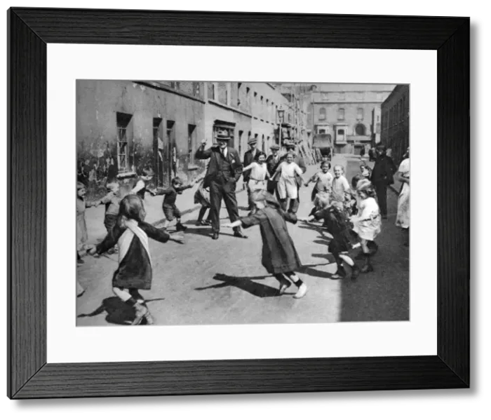 Framed Print : Children dancing in the street, London, 1926-1927 Framed Print : Children dancing in the street, London, 1926-1927