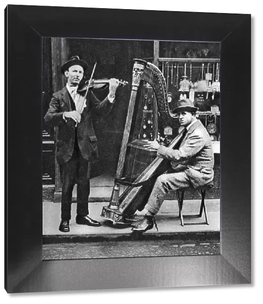 Street musicians, London, 1926-1927