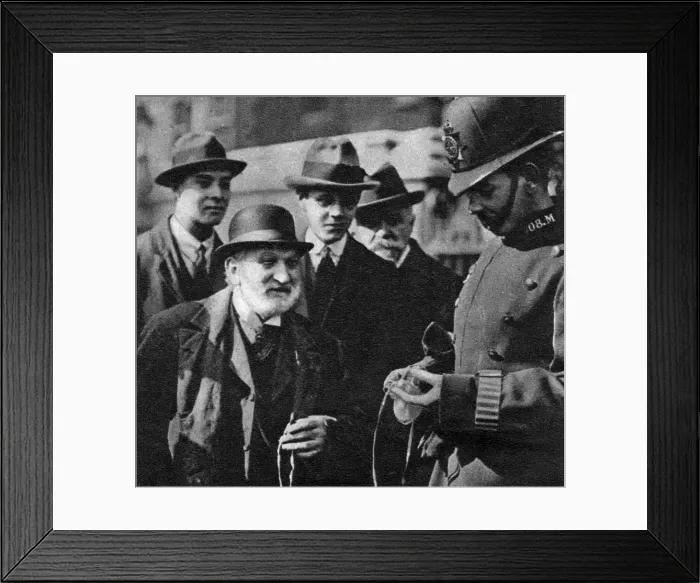 Framed Print : Distribution of the Maundy Money, Thursday before Easter, Tower of London, 1926-1927 Framed Print : Distribution of the Maundy Money, Thursday before Easter, Tower of London, 1926-1927