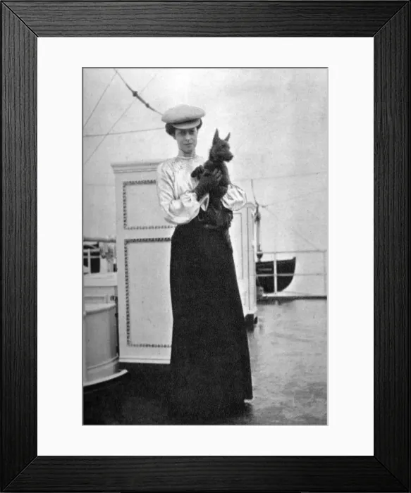 Framed Print : Princess Victoria (1868-1935) with Mac on board the royal yacht Victoria and Albert III, 1908. Artist: Queen Alexandra