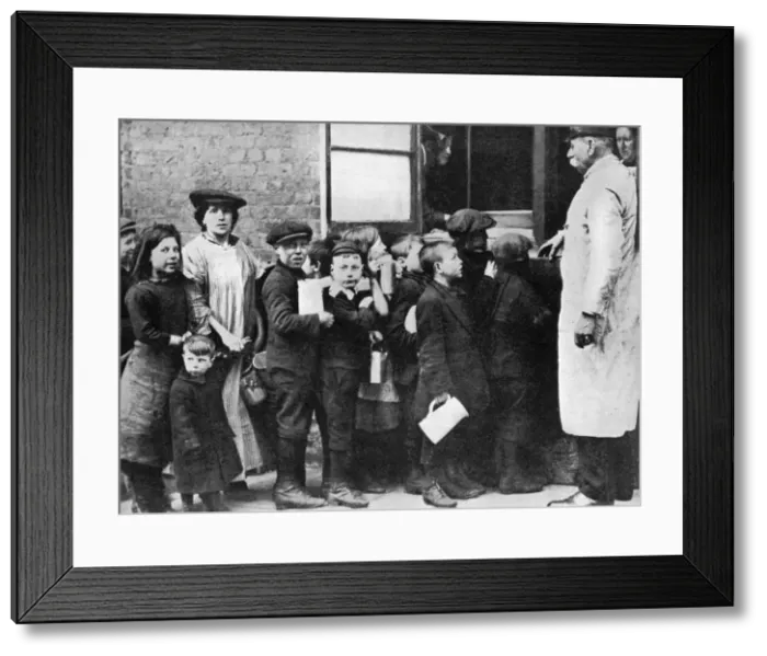 Framed Print : Salvation army communal kitchen, Bermondsey, London, 1917 (1936) Framed Print : Salvation army communal kitchen, Bermondsey, London, 1917 (1936)