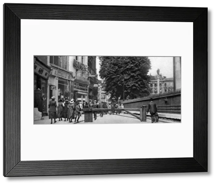 Framed Print : St Pauls churchyard and a tollgate, London, 1926-1927. Artist: Whiffin Framed Print : St Pauls churchyard and a tollgate, London, 1926-1927. Artist: Whiffin