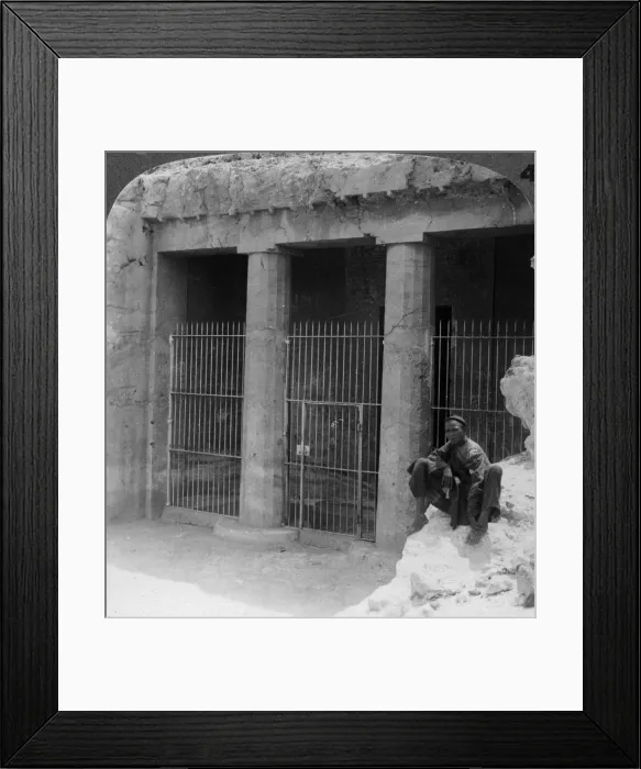 Framed Print : The tomb of a feudal lord at Beni Hasan, built about 1900BC, Egypt, 1905. Artist: Underwood & Underwood Framed Print : The tomb of a feudal lord at Beni Hasan, built about 1900BC, Egypt, 1905. Artist: Underwood & Underwood