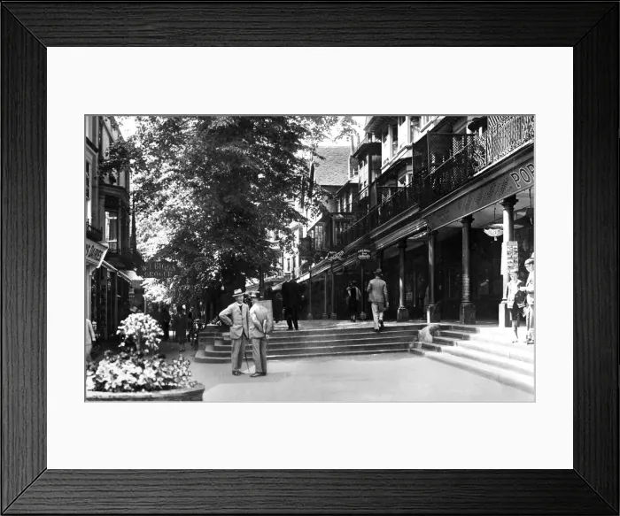 Framed Print : The Pantiles, Tunbridge Wells, Kent, early 20th century Framed Print : The Pantiles, Tunbridge Wells, Kent, early 20th century