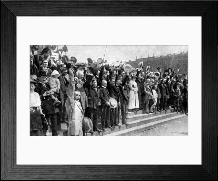 Framed Print : Crowds cheering during the outbreak of hostilities, war fever in Germany, First World War, 1914 Framed Print : Crowds cheering during the outbreak of hostilities, war fever in Germany, First World War, 1914