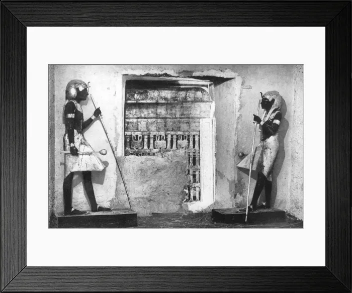Framed Print : The first glimpse of Tutankhamuns tomb, Egypt, 1933-1934 Framed Print : The first glimpse of Tutankhamuns tomb, Egypt, 1933-1934