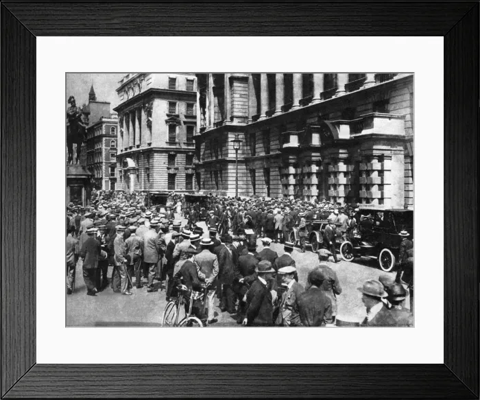 Framed Print : Crowds wait in London to see if there will be war, 4th August 1914 (1937). Artist: Fox Framed Print : Crowds wait in London to see if there will be war, 4th August 1914 (1937). Artist: Fox
