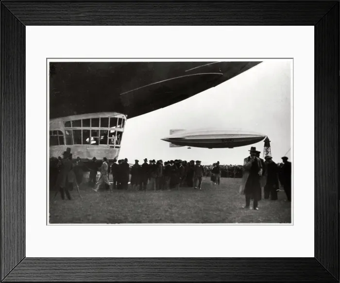 Framed Print : HM Airship R100, 1930 (1933) Framed Print : HM Airship R100, 1930 (1933)
