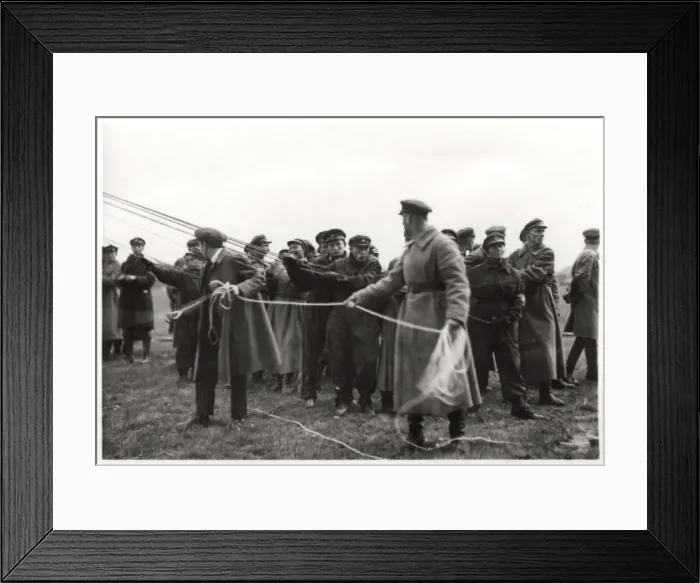 Framed Print : Soviet airship landing crew, Moscow, USSR, 1930 (1933) Framed Print : Soviet airship landing crew, Moscow, USSR, 1930 (1933)