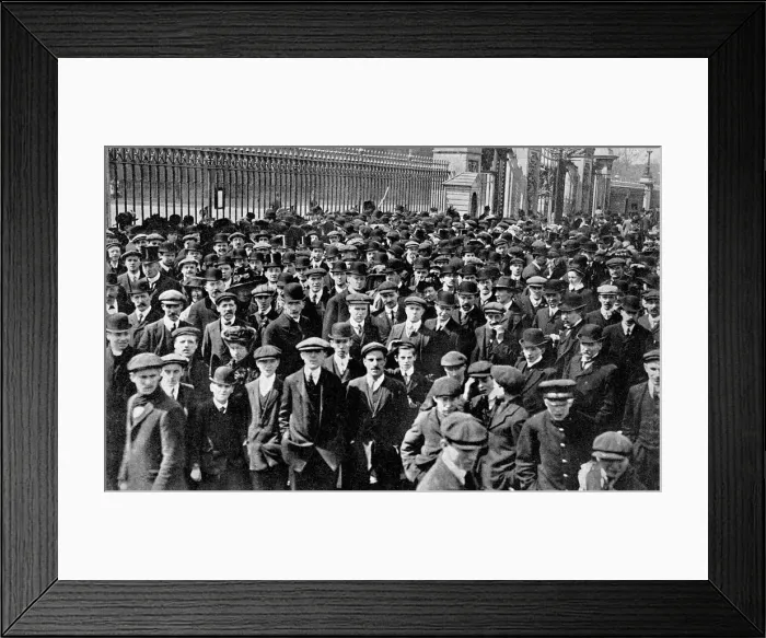 Framed Print : The Crowds outside Buckingham Palace, A Nations Apprehension, 1910 Framed Print : The Crowds outside Buckingham Palace, A Nations Apprehension, 1910