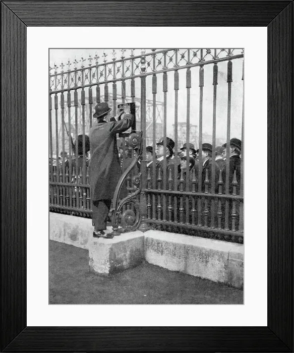 Framed Print : Crowds outside Buckingham Palace waiting for news of the illness of the King, 5th May, 1910 Framed Print : Crowds outside Buckingham Palace waiting for news of the illness of the King, 5th May, 1910