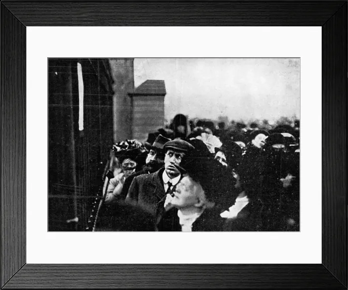 Framed Print : Official Notification of the Death of King Edward Posted Outside Buckingham Palace, 1910. Artist: Illustrations Bureau Framed Print : Official Notification of the Death of King Edward Posted Outside Buckingham Palace, 1910. Artist: Illustrations Bureau