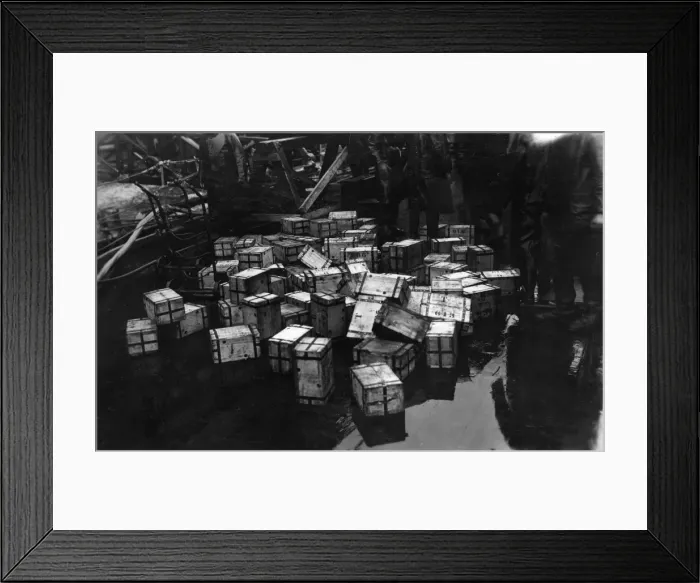 Framed Print : Transportation of £14, 000, 000 of bullion on the British battleship HMS Malaya, 1940 Framed Print : Transportation of £14, 000, 000 of bullion on the British battleship HMS Malaya, 1940