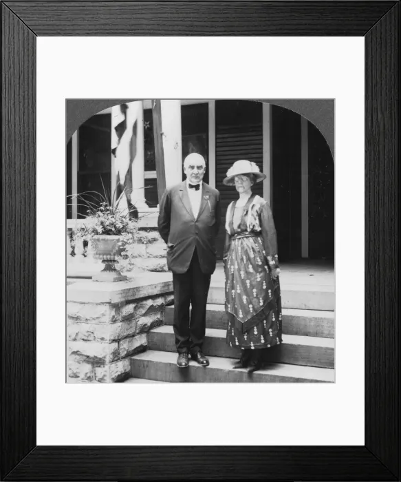 Framed Print : President and Mrs Harding at their home, Marion, Illinois, USA, c1921-c1923. Artist: Keystone View Company Framed Print : President and Mrs Harding at their home, Marion, Illinois, USA, c1921-c1923. Artist: Keystone View Company