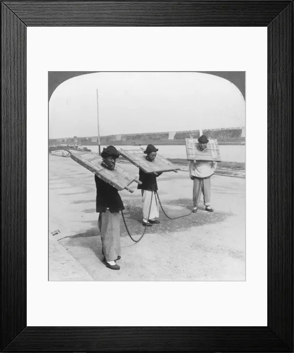 Framed Print : Chain gang, Soo-Chow (Suzhou), China, late 19th or early 20th century. Artist: Underwood & Underwood Framed Print : Chain gang, Soo-Chow (Suzhou), China, late 19th or early 20th century. Artist: Underwood & Underwood