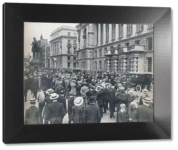 Crowd waiting outside the War Office on the morning before war was declared, 1914