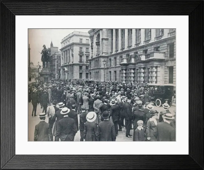 Framed Print : Crowd waiting outside the War Office on the morning before war was declared, 1914 Framed Print : Crowd waiting outside the War Office on the morning before war was declared, 1914