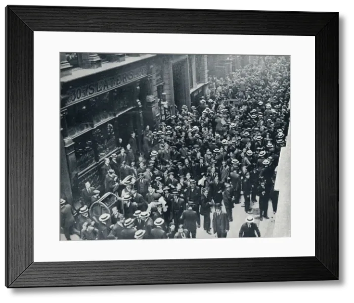 Framed Print : The war crisis in the city: The closing of the London Stock Exchange, 1914 Framed Print : The war crisis in the city: The closing of the London Stock Exchange, 1914