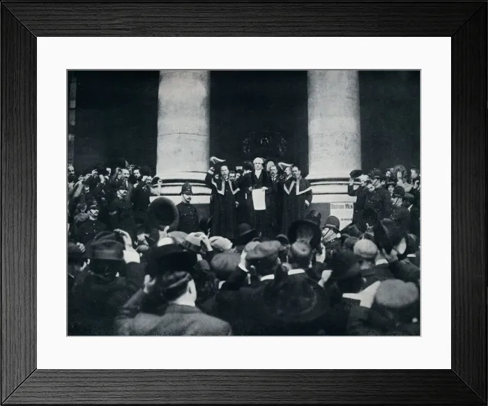 Framed Print : Reading the Proclamation of the War against Turkey from the Royal Exchange, London, 1914 Framed Print : Reading the Proclamation of the War against Turkey from the Royal Exchange, London, 1914