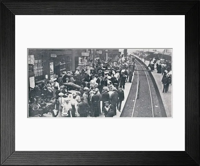 Framed Print : The Holiday Exodus from London, 1906 Framed Print : The Holiday Exodus from London, 1906