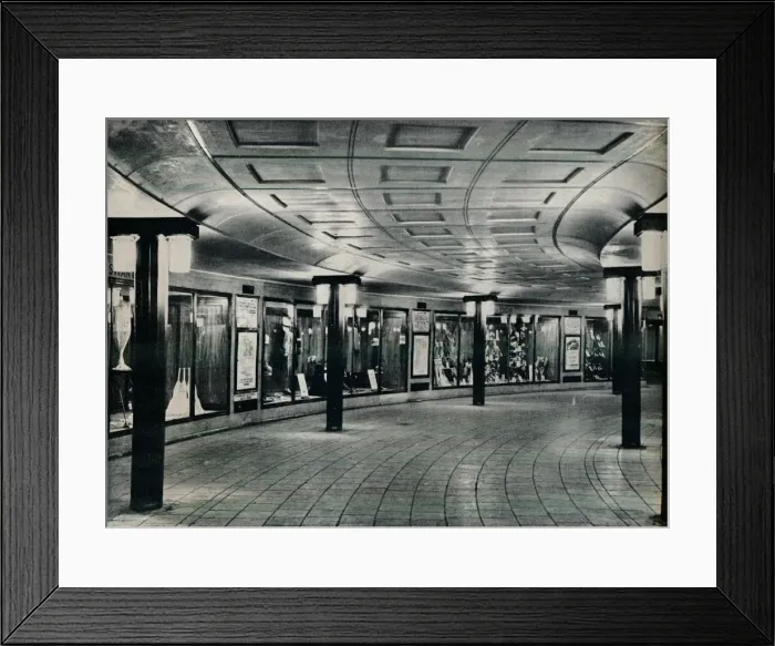 Framed Print : Circulating area of Piccadilly Circus Station, 1929 Framed Print : Circulating area of Piccadilly Circus Station, 1929