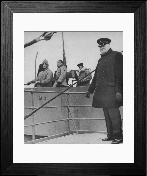 Framed Print : Mr Churchill with a British and American gun crew, 1943-44 Framed Print : Mr Churchill with a British and American gun crew, 1943-44