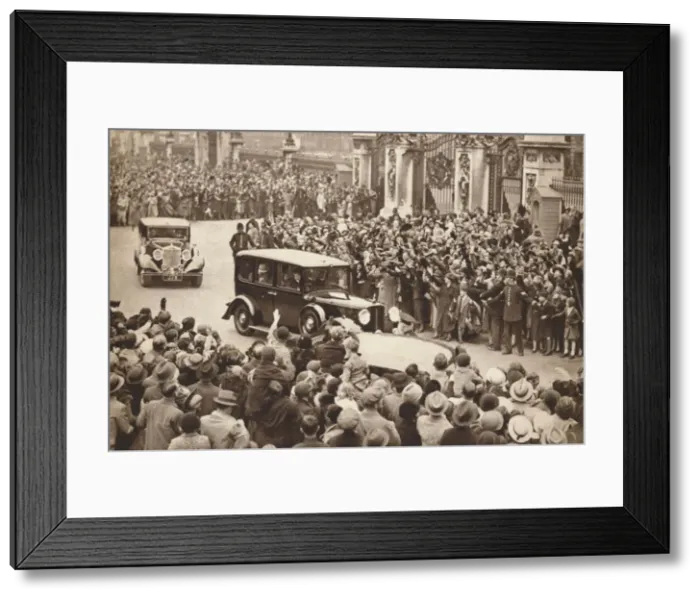 Framed Print : George VI and Queen Elizabeth leave Buckigham Palace to holiday in Windsor, 1937 Framed Print : George VI and Queen Elizabeth leave Buckigham Palace to holiday in Windsor, 1937