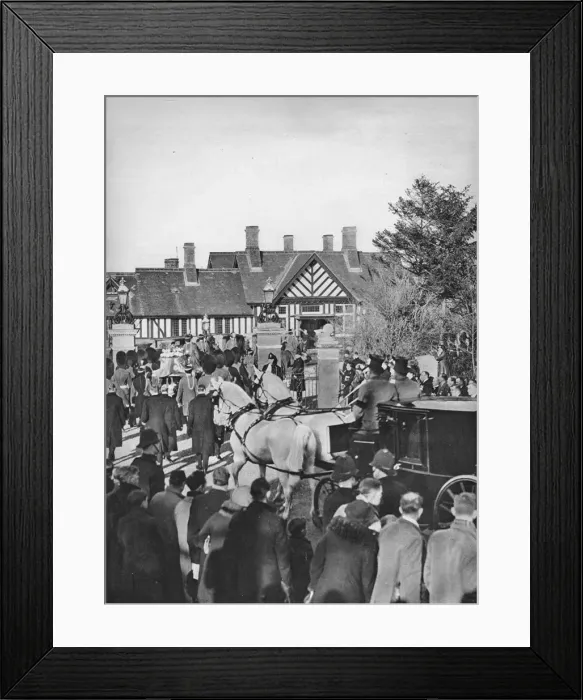 Framed Print : The Arrival of King Georges coffin at Wolferton Station, 1936 Framed Print : The Arrival of King Georges coffin at Wolferton Station, 1936