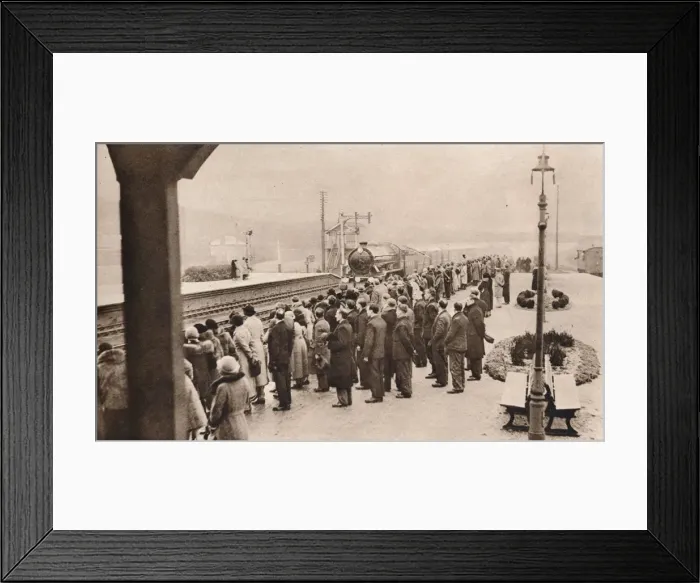 Framed Print : Sympathetic interest in the Royal Funeral Train at Welwyn Station, 1936 Framed Print : Sympathetic interest in the Royal Funeral Train at Welwyn Station, 1936