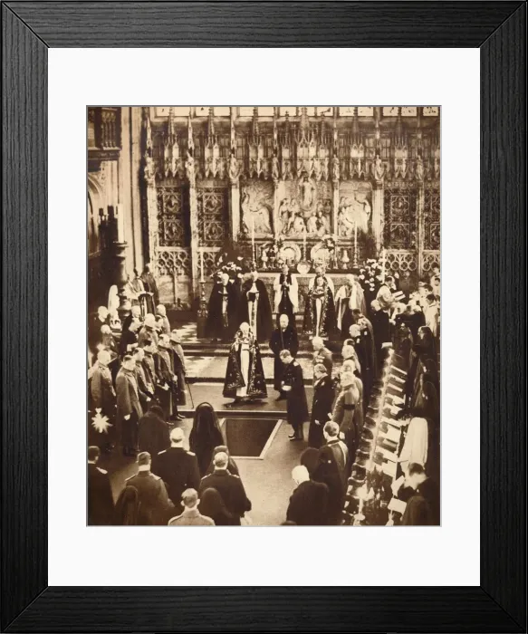 Framed Print : King Edward VIII sprinkles earth on his fathers coffin, 1936 Framed Print : King Edward VIII sprinkles earth on his fathers coffin, 1936