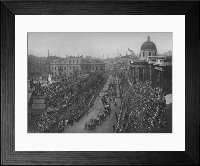 Framed Print : The Diamond Jubilee: Queen Victorias carriage passing the National Gallery, London, 1897 (1906) Framed Print : The Diamond Jubilee: Queen Victorias carriage passing the National Gallery, London, 1897 (1906)