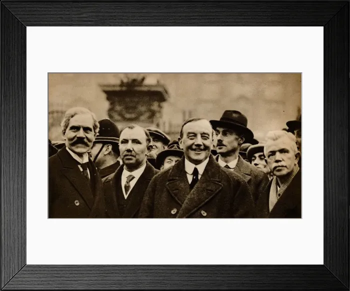 Framed Print : Ramsay Macdonald, first Labour British Prime Minister, leaving Buckingham Palace after being asked Framed Print : Ramsay Macdonald, first Labour British Prime Minister, leaving Buckingham Palace after being asked