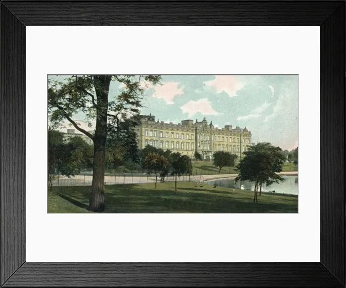 Framed Print : London, Buckingham Palace, c1907 Framed Print : London, Buckingham Palace, c1907