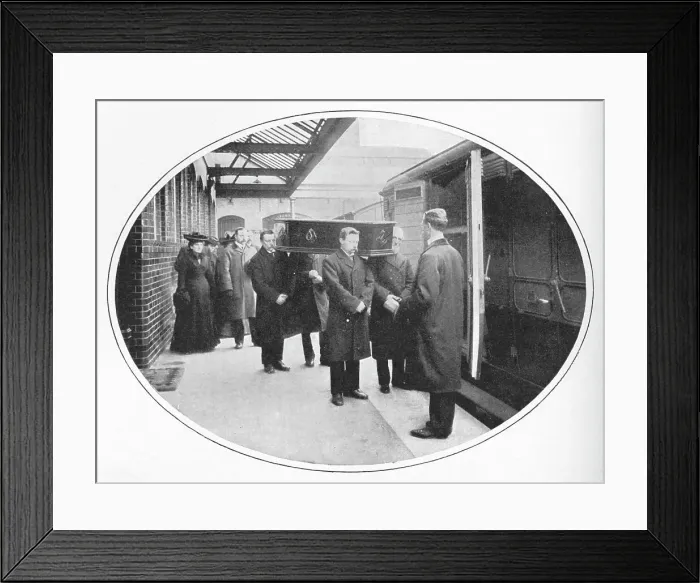 Framed Print : At the Necropolis Companys station, Westminster Bridge Road, London, c1900 (1903) Framed Print : At the Necropolis Companys station, Westminster Bridge Road, London, c1900 (1903)