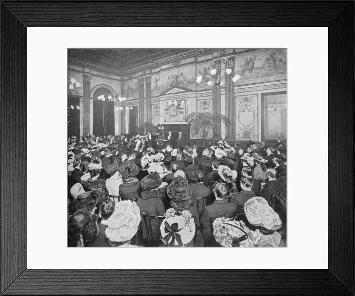 Framed Print : A Sunday evening debate at the Old Playgoers Club, London, c1903 (1903) Framed Print : A Sunday evening debate at the Old Playgoers Club, London, c1903 (1903)