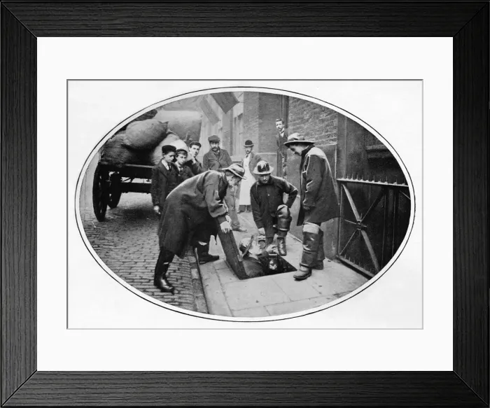 Framed Print : Sewermen going below, London, c1903 (1903) Framed Print : Sewermen going below, London, c1903 (1903)