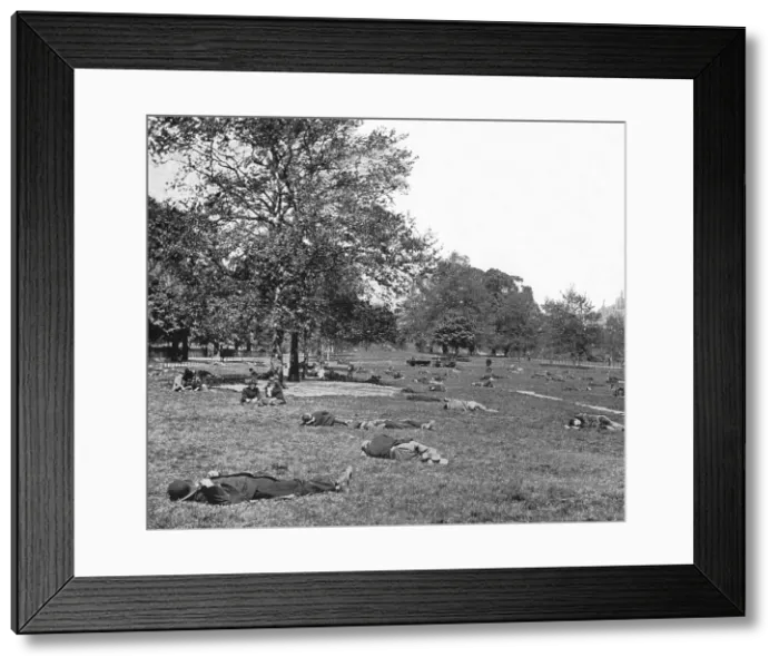Framed Print : A summer afternoon scene in St Jamess Park, London, c1900 (1901) Framed Print : A summer afternoon scene in St Jamess Park, London, c1900 (1901)