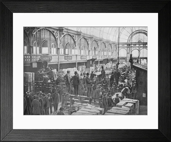 Framed Print : Fruit auctions at Covent Garden Market, London, c1901 (1901) Framed Print : Fruit auctions at Covent Garden Market, London, c1901 (1901)