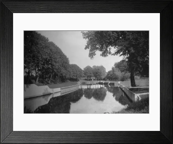 Framed Print : Cuckoo Weir, 1935. Artists: Mr Mundy, Hills and Saunders Framed Print : Cuckoo Weir, 1935. Artists: Mr Mundy, Hills and Saunders