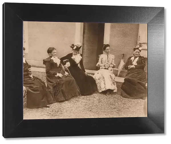A group of women talking, 1937