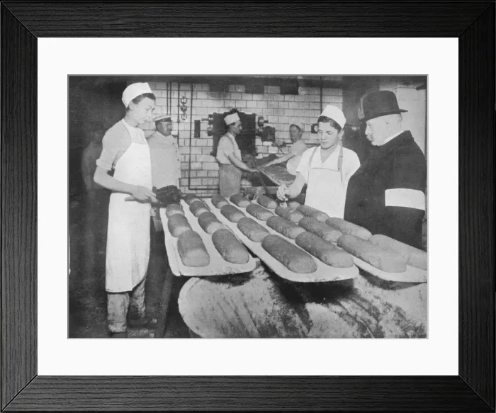 Framed Print : An inspector visiting a Berlin bakery, 1915 Framed Print : An inspector visiting a Berlin bakery, 1915
