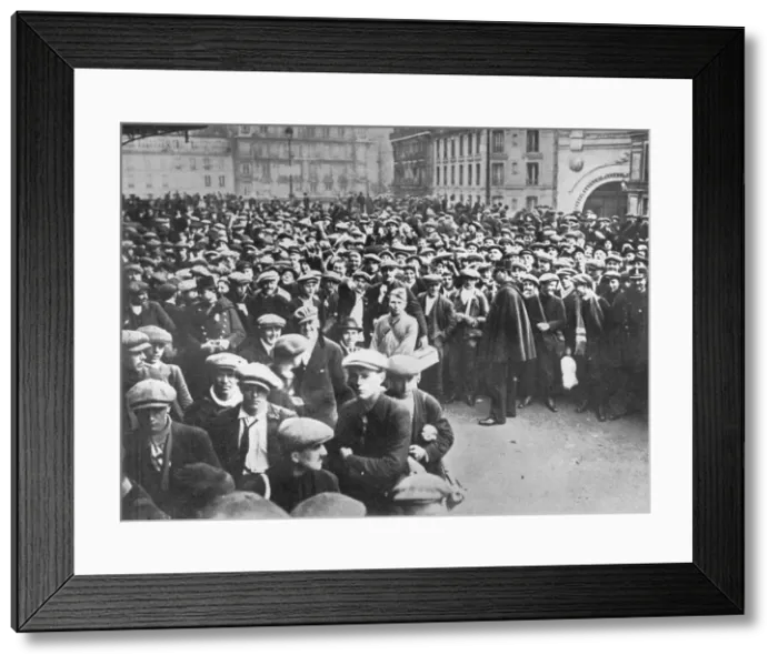 Framed Print : The new French armies: Conscripts and volunteers waiting to enrol for service, 1915 Framed Print : The new French armies: Conscripts and volunteers waiting to enrol for service, 1915