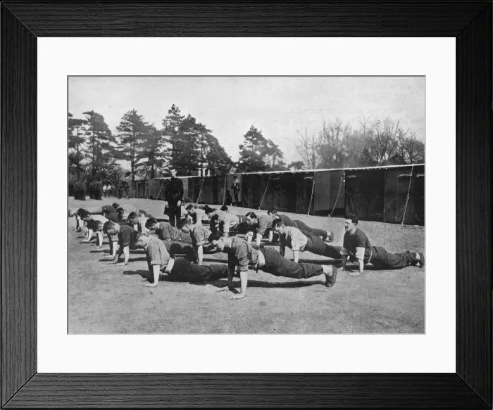 Framed Print : Recruits to the Grenadier Guards at physical drill at Caterham, where the Brigade of Foot Guards de Framed Print : Recruits to the Grenadier Guards at physical drill at Caterham, where the Brigade of Foot Guards de