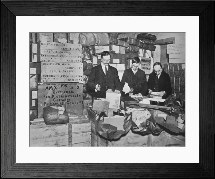 Framed Print : Packing gifts for despatch to British prisoners in Germany, 1915 Framed Print : Packing gifts for despatch to British prisoners in Germany, 1915