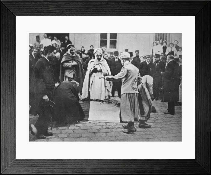 Framed Print : An unusual sight in Paris, 1914 Framed Print : An unusual sight in Paris, 1914