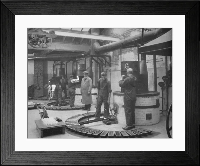 Framed Print : Making Fryotype Printing Metal in the London Foundry, 1919 Framed Print : Making Fryotype Printing Metal in the London Foundry, 1919