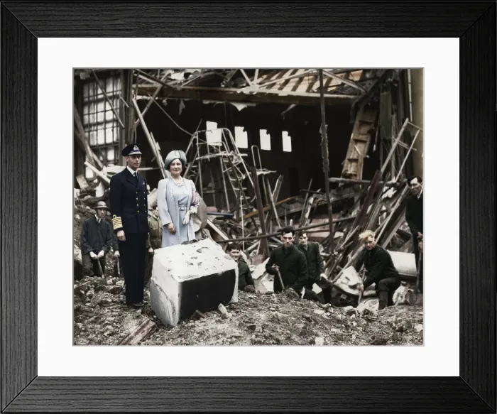 Framed Print : The King and Queen survey bomb damage, Buckingham Palace, London, WWII, 1940 Framed Print : The King and Queen survey bomb damage, Buckingham Palace, London, WWII, 1940