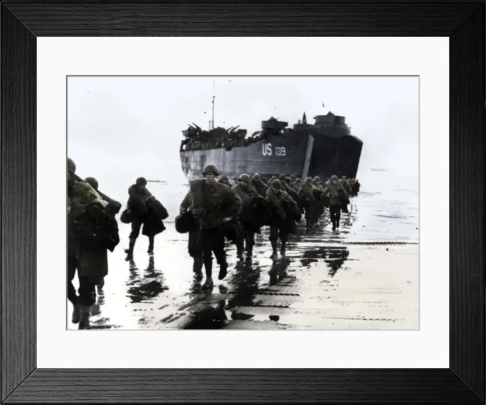 Framed Print : American troops disembark onto the sands of Normandy, 1944 Framed Print : American troops disembark onto the sands of Normandy, 1944