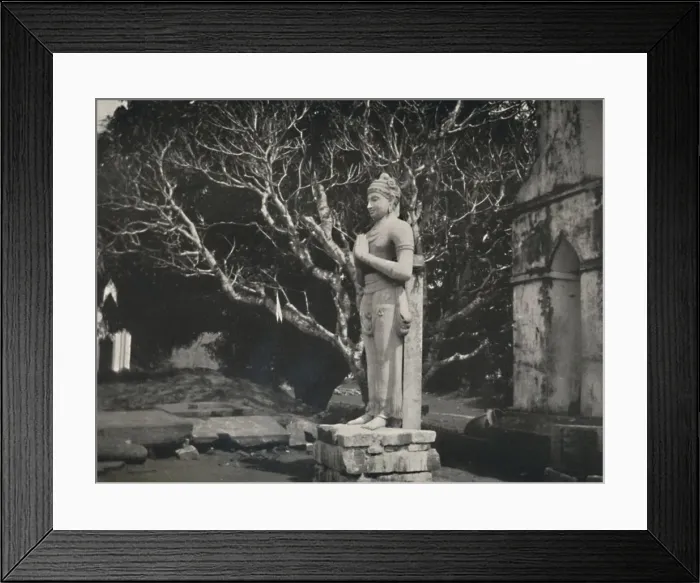Framed Print : Steinfigur nahe der Ruwanwali-Dagoba, Anuradhapura, 1926 Framed Print : Steinfigur nahe der Ruwanwali-Dagoba, Anuradhapura, 1926